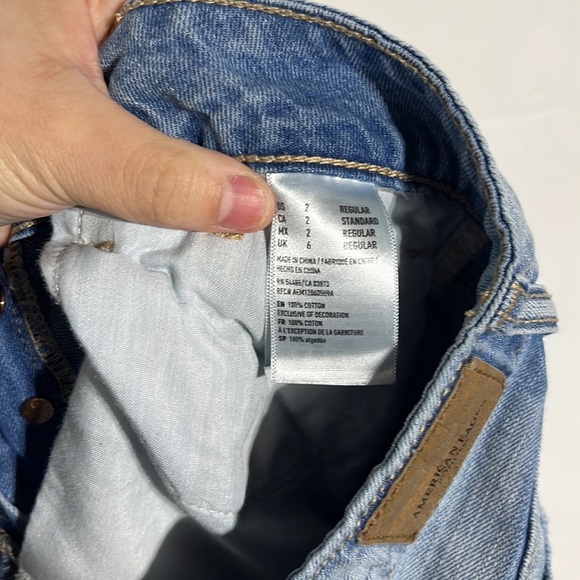 American Eagle Light Wash Distressed Tomgirl Denim Jeans Size 2 - Picture 11 of 11